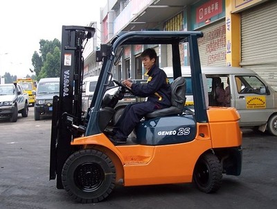 專(zhuān)業(yè)服務(wù) 2009年北京綠標(biāo)吊車(chē)與貨車(chē)租賃，車(chē)型齊全，助力機(jī)械設(shè)備研發(fā)